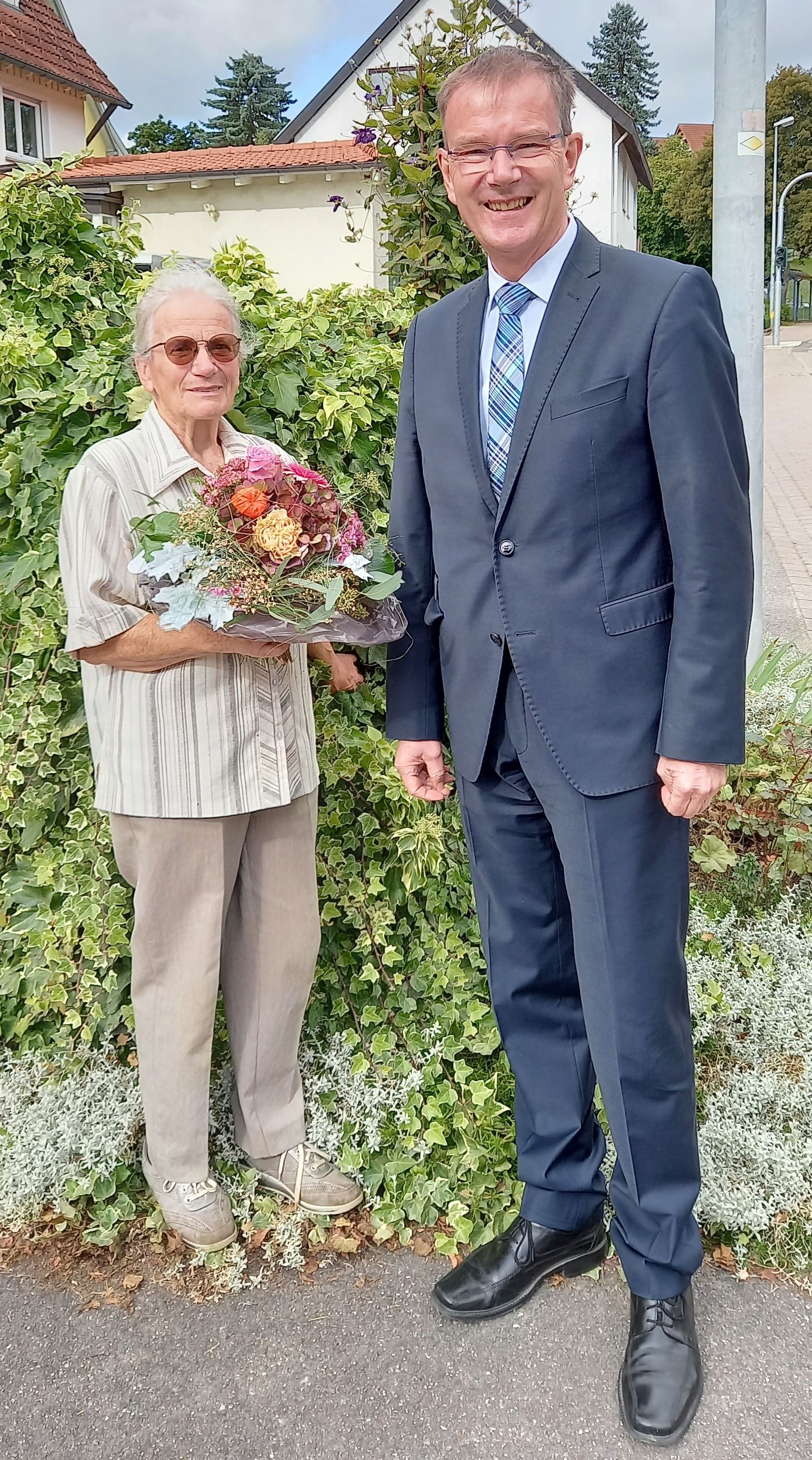  Marianne Kugler mit Bürgermeister Klaassen - Bild wird mit einem Klick vergrößert 