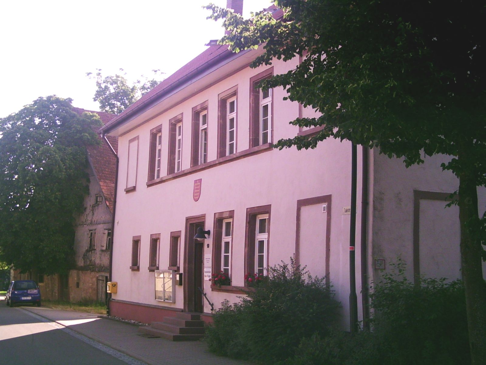  Rathaus, Feuerwehr, Grundschule Oberiflingen - das Bild wird mit einem Klick vergrößert 