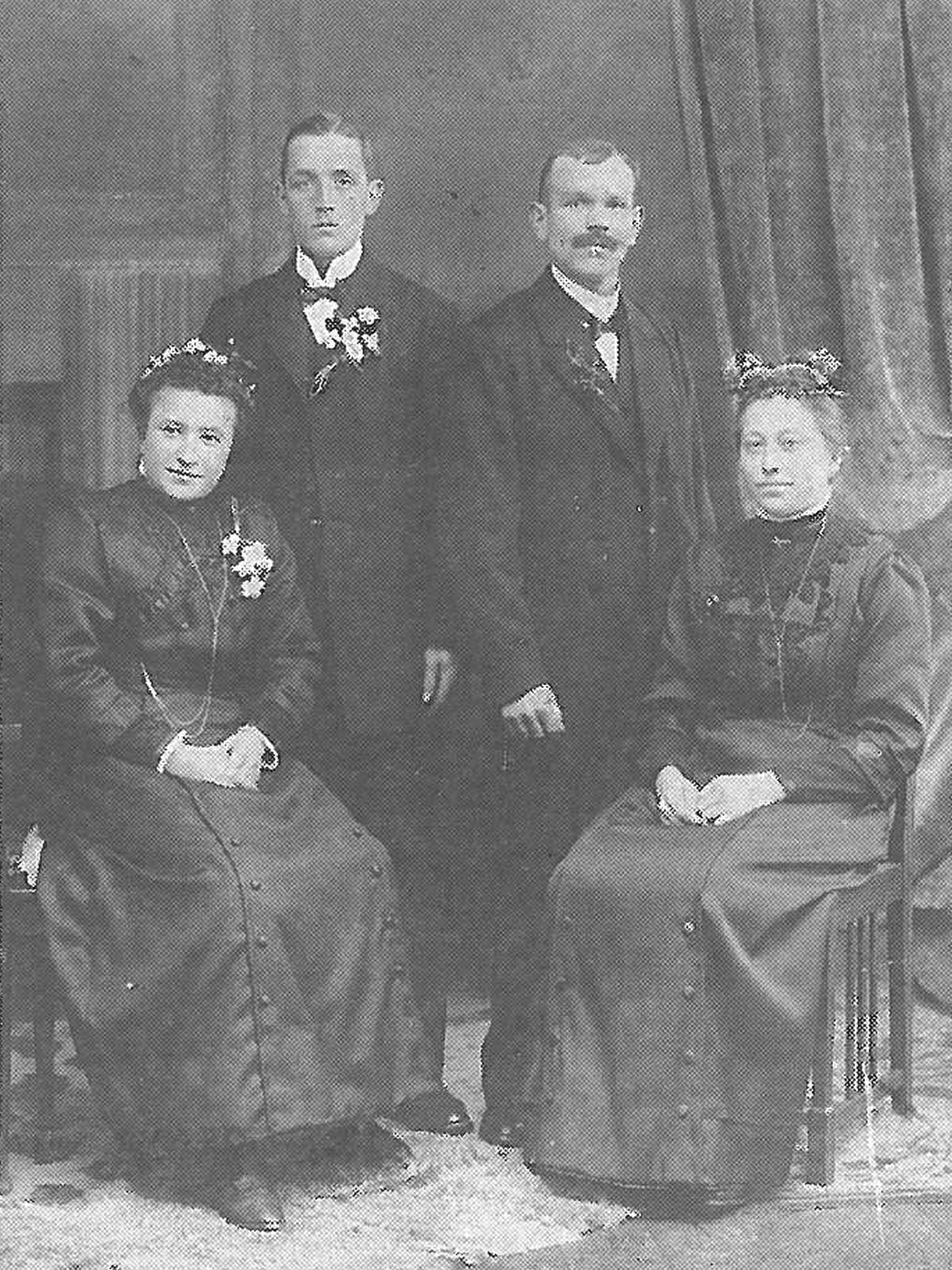  Schopflocher Skizzen von links: Christine, geb. Kugler und Johannes Adrion (aus Dürrenmettstetten) heirateten am 14. Mai 1914, Johann Georg Maier und Friederike, geb. Sailer heirateten am 4. / 8. Januar 1914 - Bild wird mit einem Klick vergrößert 