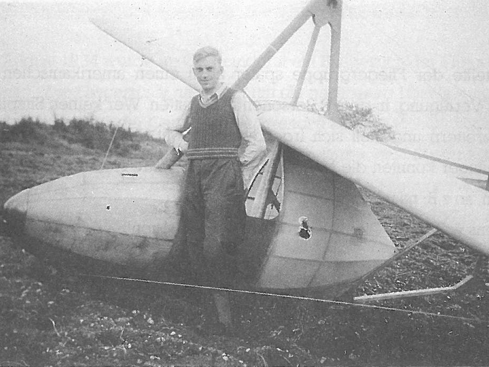  Schopflocher Skizzen Eugen Schwab vor dem Flugzeug - Bild wird mit einem klick vergrößert 