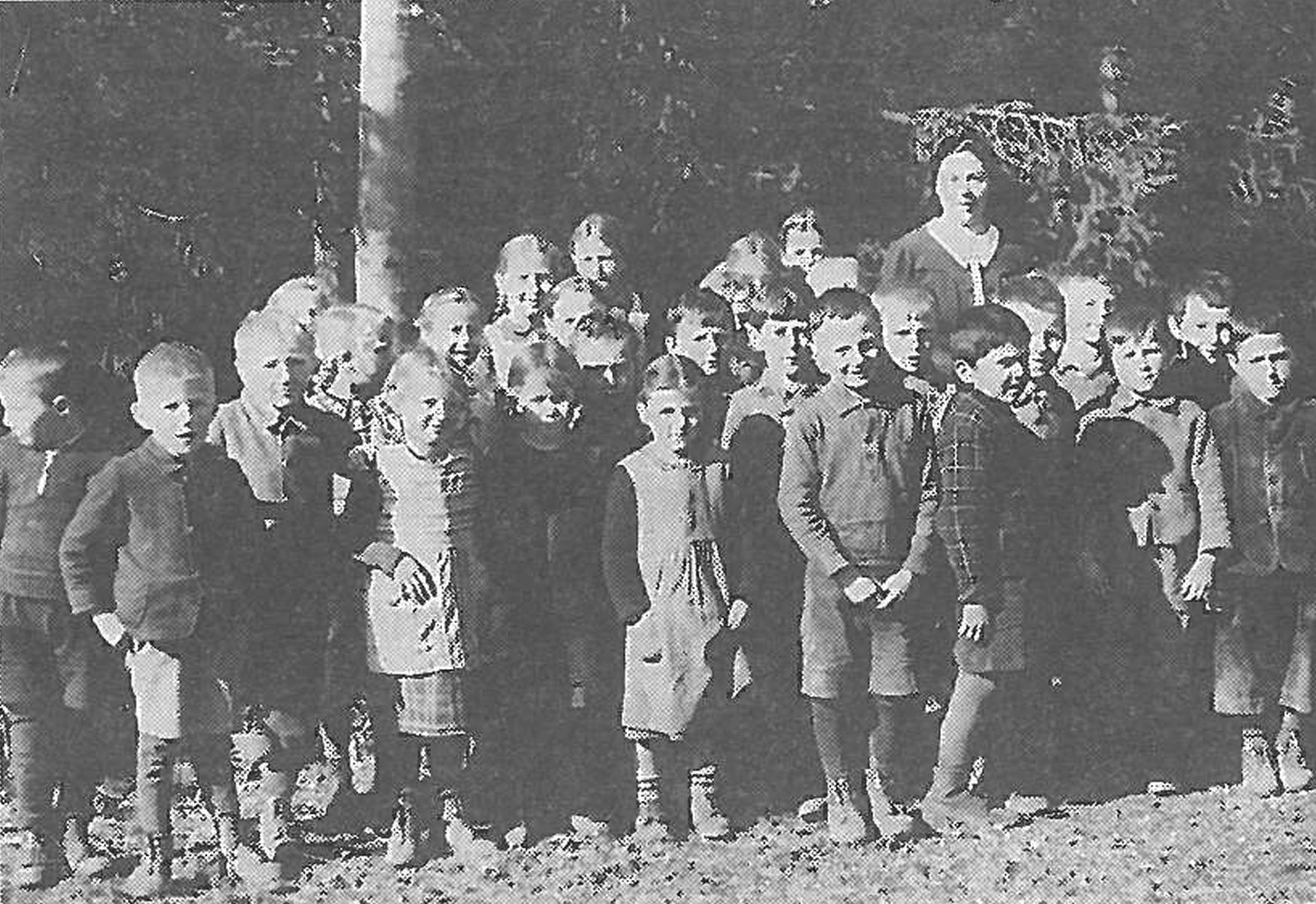  Schopflocher Skizzen Die Jahrgänge 1932/1933 mit ihrer Lehrerin Frl. Weyhmüller - Bild wird mit einem Klick vergrößert 