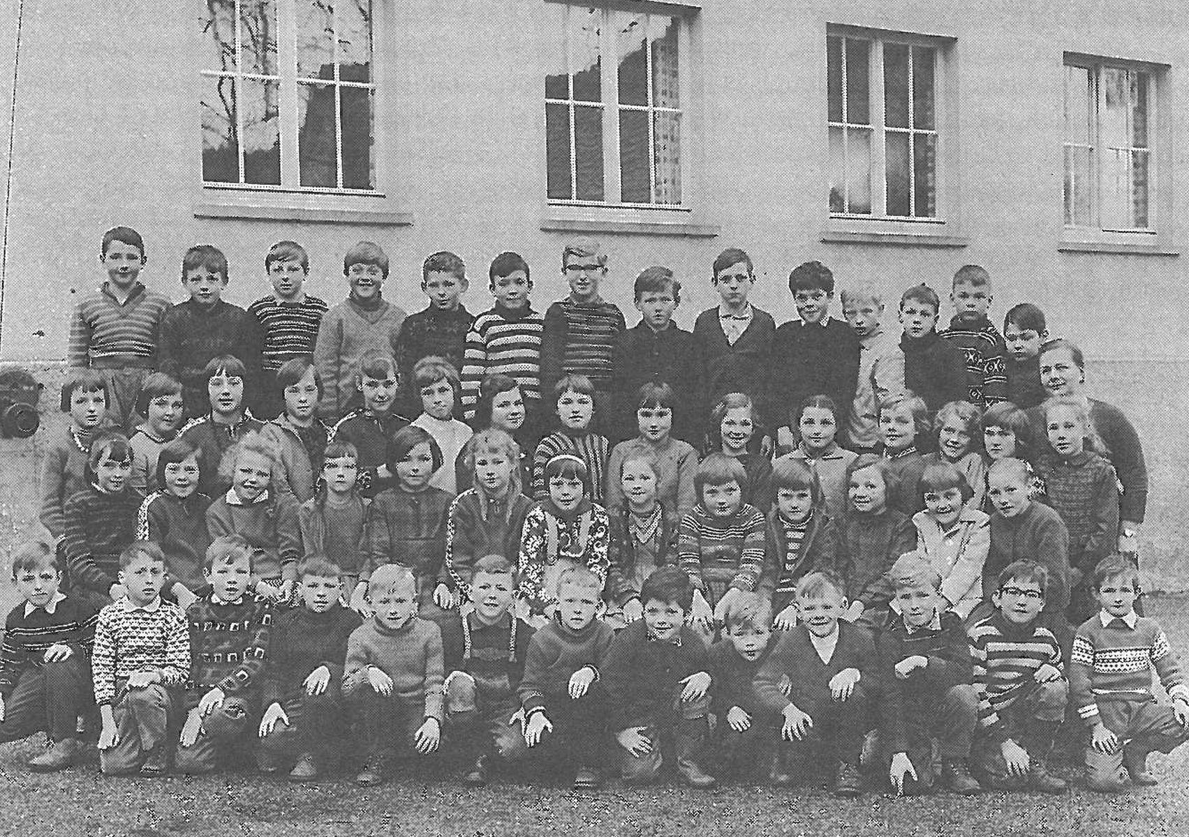 Schopflocher Skizzen 1965 Frau Bauer mit den Schülern der Klassen 1-4 - Bild wird mit einem Klick vergrößert 