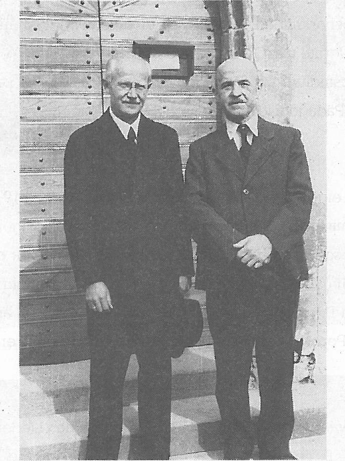  Schopflocher Skizzen Pfarrer August Birk u. Bürgermeister Otto Schwarz vor der Schopflocher Kirchentüre (1947) - Bild wird mit einem Klick vergrößert 