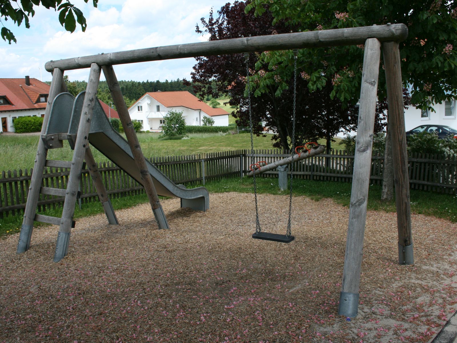  Spielplatz Im Knieslen in Schopfloch - das Bild wird mit einem Klick vergrößert 