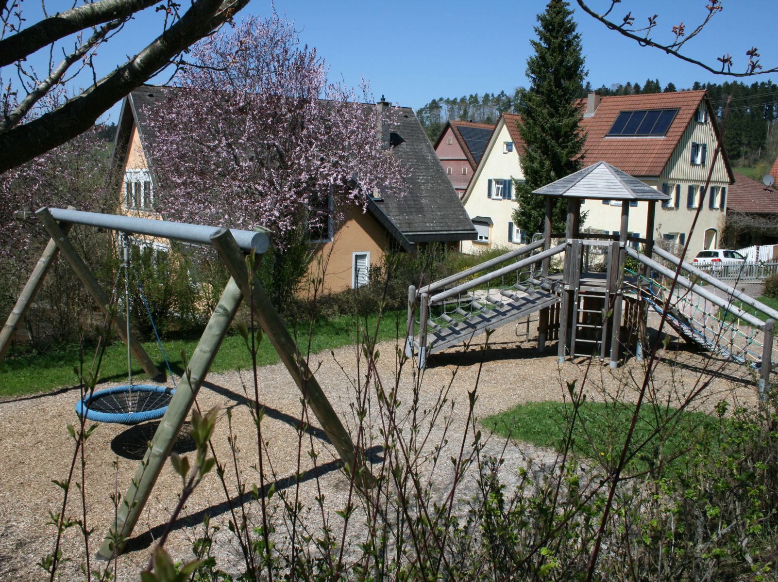  Spielplatz Bergstraße in Unteriflingen - das Bild wird mit einem Klick vergrößert 